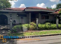 spacious lot with old house for sale in dasmariÑas village