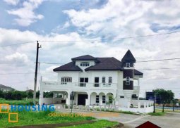 grand 5-bedroom house with balcony for sale in chateaux de paris