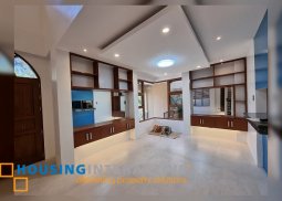 midcentury 4-bedroom house with balcony for sale in portofino heights