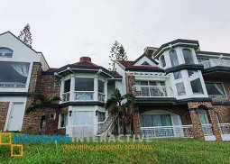 luxurious 3-storey, 10-bedroom house for sale in canyon woods
