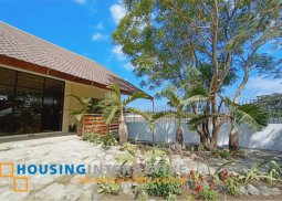 executive private villa with pool for sale in villa pundaquit