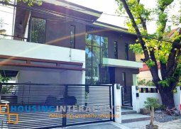 grand 2-storey, 5-bedroom house with pool for sale in hillsborough