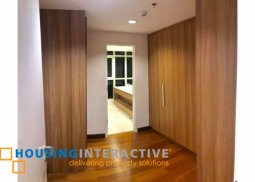 semi furnished 4br flat for sale  in skyvillas at one balete