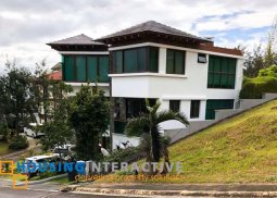 luxurious 3-storey, 4-bedroom house for sale in canyon woods