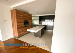 grand 4-bedroom bi-level penthouse with balcony & parking for sale in fraser place