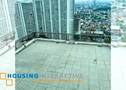semi furnished 3-bedroom bi-level penthouse with balcony & parking for rent in joya lofts and towers