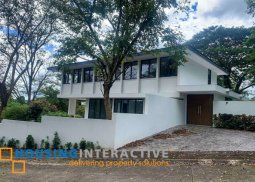 grand 2-storey, 4-bedroom house with parking for sale in wedgewoods