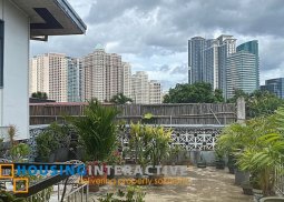 grand 2-storey, 6-bedroom house with parking for sale in white plains