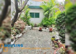 classy 2-storey, 4-bedroom house with parking for rent in horseshoe village