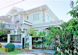 grand 2-storey, 3-bedroom house for sale in chateaux de paris