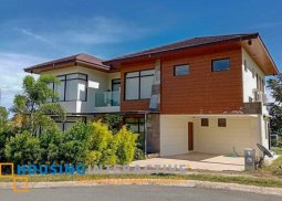 grand 2-storey, 4-bedroom house with balcony for sale in tagaytay midlands