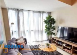 1 bedroom corner unit one eastwood ave