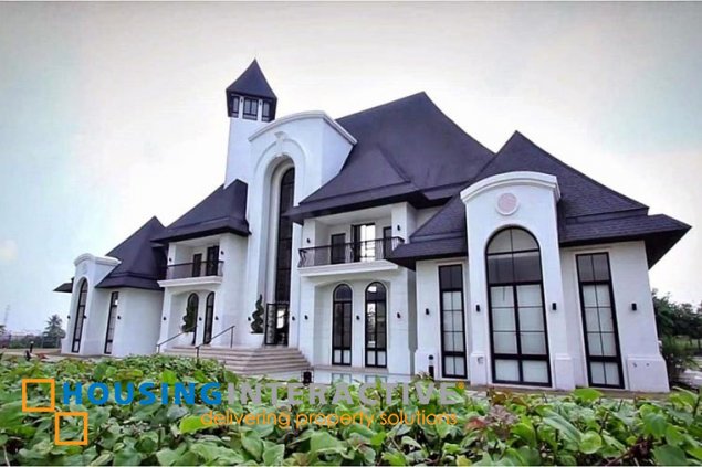 grand lot for sale in chateaux de paris, south forbes