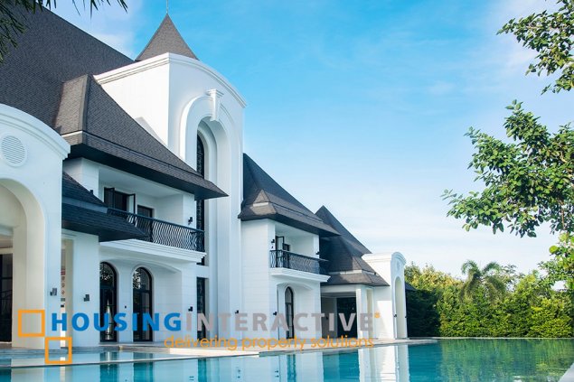 grand lot for sale in chateaux de paris, south forbes