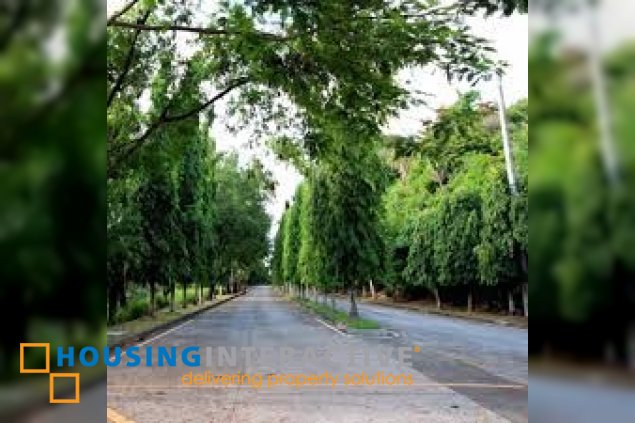 classy 3-storey, 4-bedroom house for sale in fairmount hills