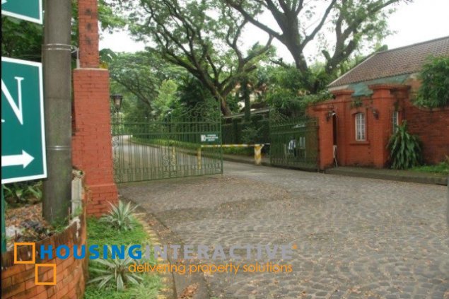 grand 2-storey, 4-bedroom house with balcony for sale in town and country