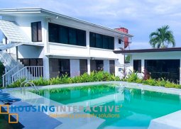 grand 2-storey, 8-bedroom house with pool & 2 guest houses for sale in victoria valley golf