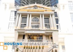 for rent -1br unit with balcony in uptown parksuites