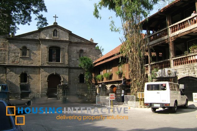 corner lot with old house for sale in las pinas