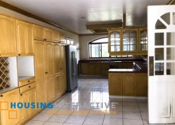 a fancy 4 bedrooms with 5 car garage