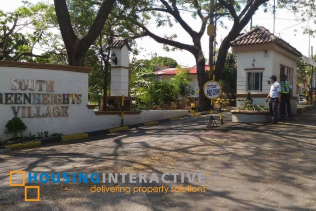 grand 3-storey, 5-bedroom house with pool & balcony