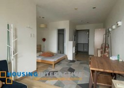 a large studio type unit for lease in knightsbridge residences