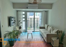 1br unit w/balcony for rent in kroma tower makati