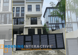 3-storey townhouse with balcony for lease **newly renovated*