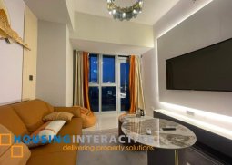 fully furnished 4br unit with balconies for lease at uptown parksuites