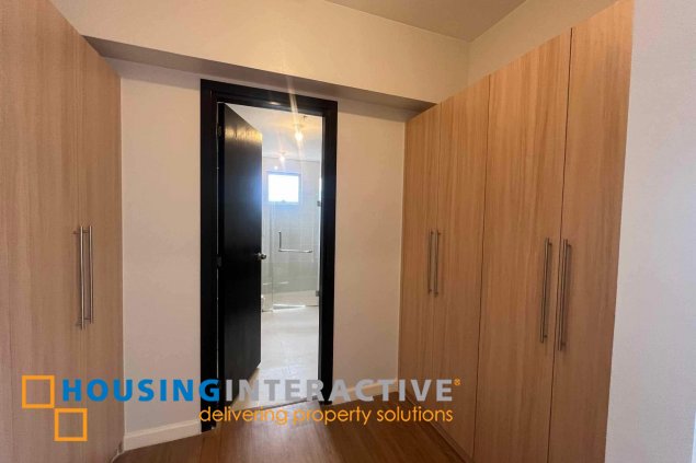 park triangle 3br penthouse unit with balcony and parking