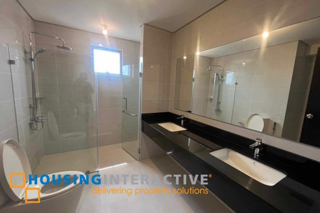 park triangle 3br penthouse unit with balcony and parking