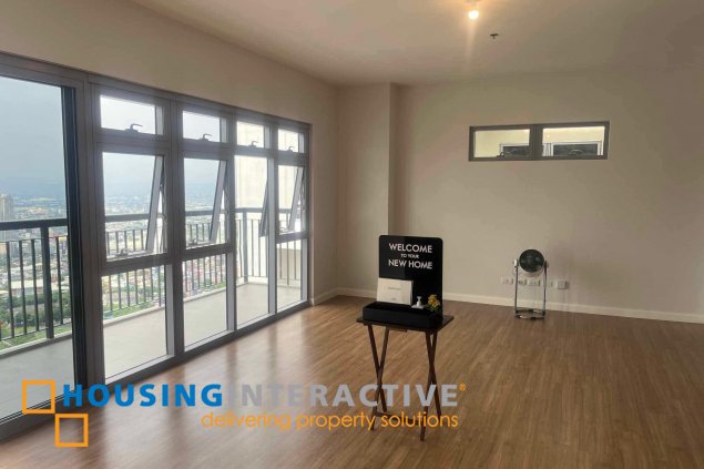 park triangle 3br penthouse unit with balcony and parking