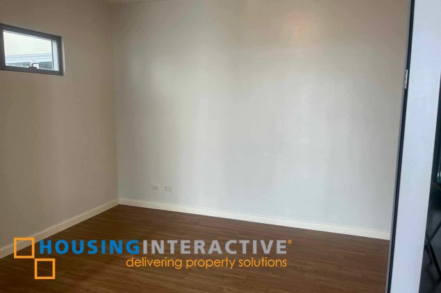 park triangle 3br penthouse unit with balcony and parking