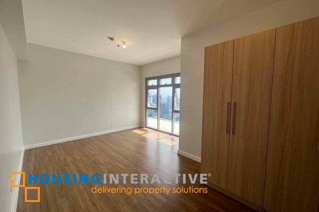 park triangle 3br penthouse unit with balcony and parking