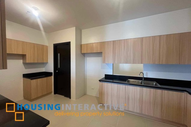 park triangle 3br penthouse unit with balcony and parking