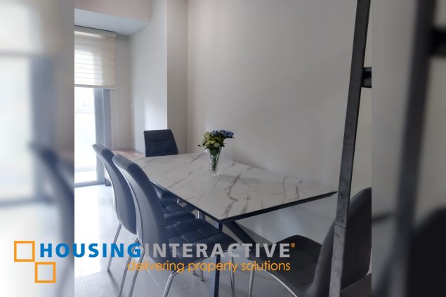 furnished 1br unit with balcony for sale in uptown parksuites