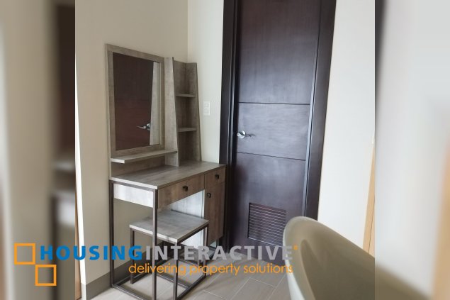 furnished 1br unit with balcony for sale in uptown parksuites