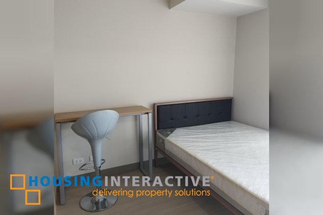 furnished 1br unit with balcony for sale in uptown parksuites