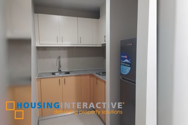 furnished 1br unit with balcony for sale in uptown parksuites