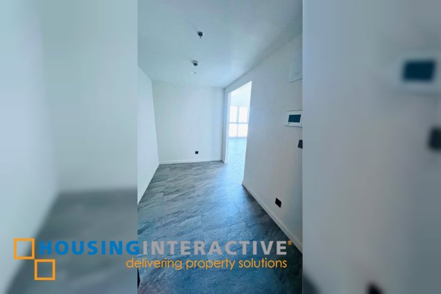 fully renovated paenthouse unit for sale in uptown parksuites