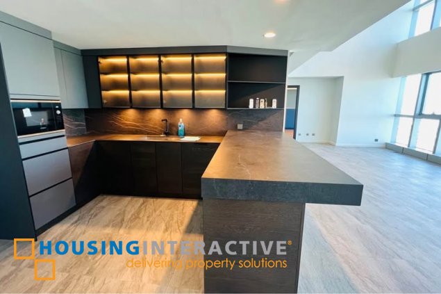fully renovated paenthouse unit for sale in uptown parksuites
