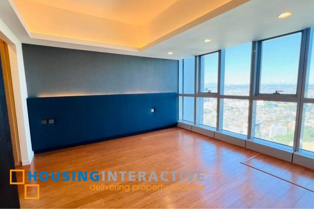 fully renovated paenthouse unit for sale in uptown parksuites