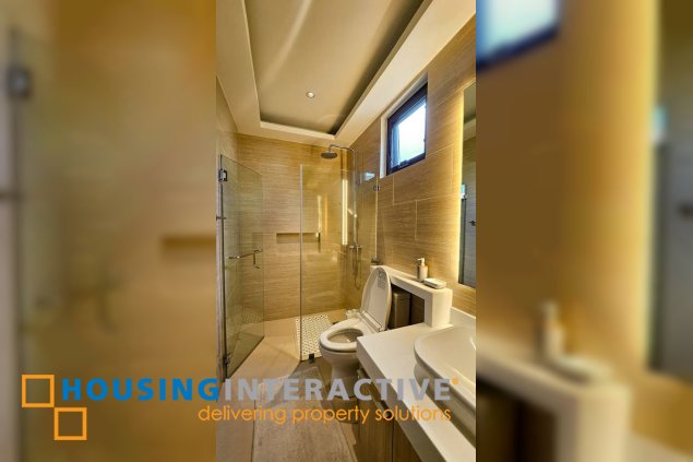 studio unit with balcony and parking for rent in makati