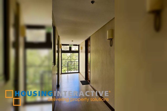 studio unit with balcony and parking for rent in makati