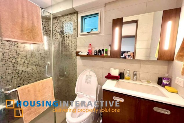 fully furnished 1br unit with balcony and parking for sale in two serendra