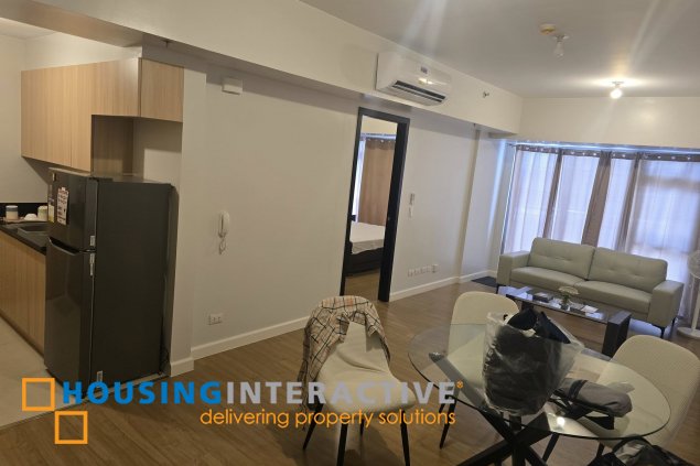 semi-furnished 1br unit with balcony and parking for lease in park triangle residences