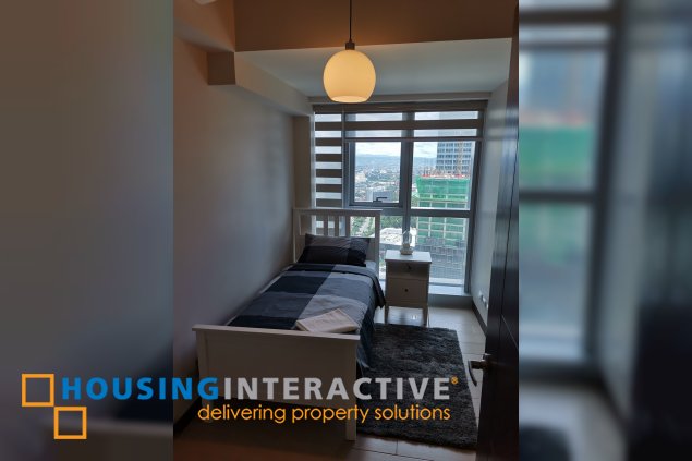 furnished 3br unit with parking for lease in uptown parksuites