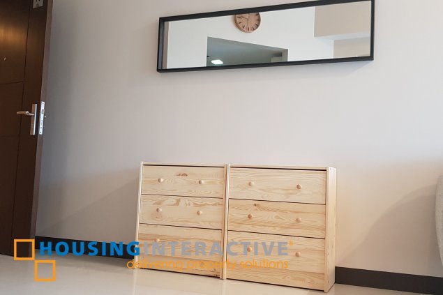 furnished 3br unit with parking for lease in uptown parksuites