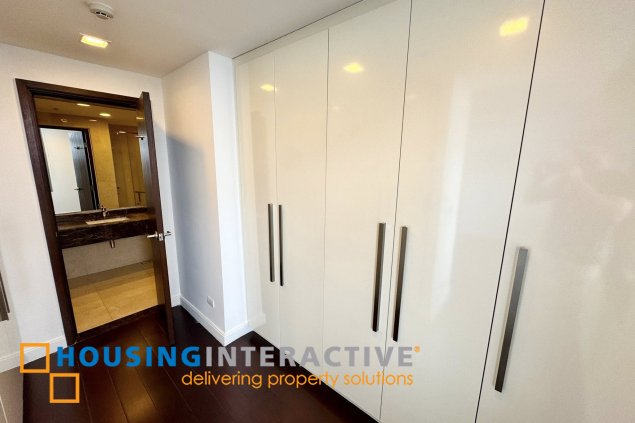 fully furnished 3br unit with balcony and parking for lease in the suites