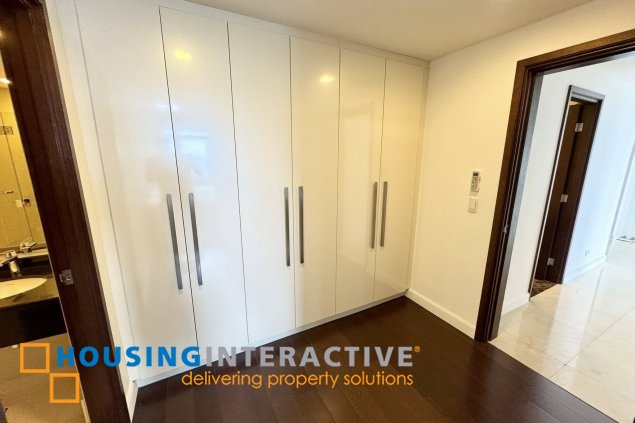 fully furnished 3br unit with balcony and parking for lease in the suites